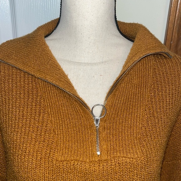Forever 21 Gold Sweater - Picture 2 of 9